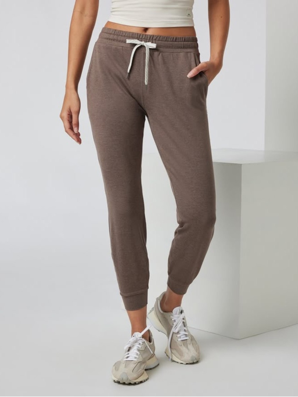 Vuori Performance Jogger Pants Drawstring DreamKnit Fossil Heather Brown XXL